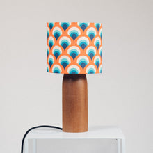 Llwythwch y ddelwedd i wyliwr yr Oriel, Gwaelod Lamp Pren Tywyll - efo lampshêd retro (un o 8 patrwm)