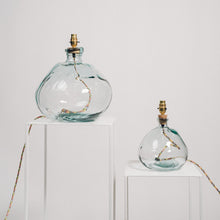 Llwythwch y ddelwedd i wyliwr yr Oriel, Lamp Gwydr Clir Mawr Wedi'i Ail-gylchu - efo lampshêd drwm hen fap