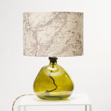 Llwythwch y ddelwedd i wyliwr yr Oriel, Lamp Gwydr Gwyrdd Wedi'i Ail-gylchu - efo lampshêd drwm hen fap