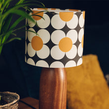 Llwythwch y ddelwedd i wyliwr yr Oriel, Gwaelod Lamp Pren Tywyll - efo lampshêd retro (un o 8 patrwm)