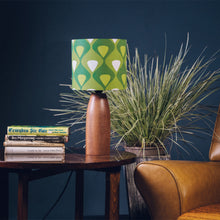 Llwythwch y ddelwedd i wyliwr yr Oriel, Gwaelod Lamp Pren Tywyll - efo lampshêd retro (un o 8 patrwm)